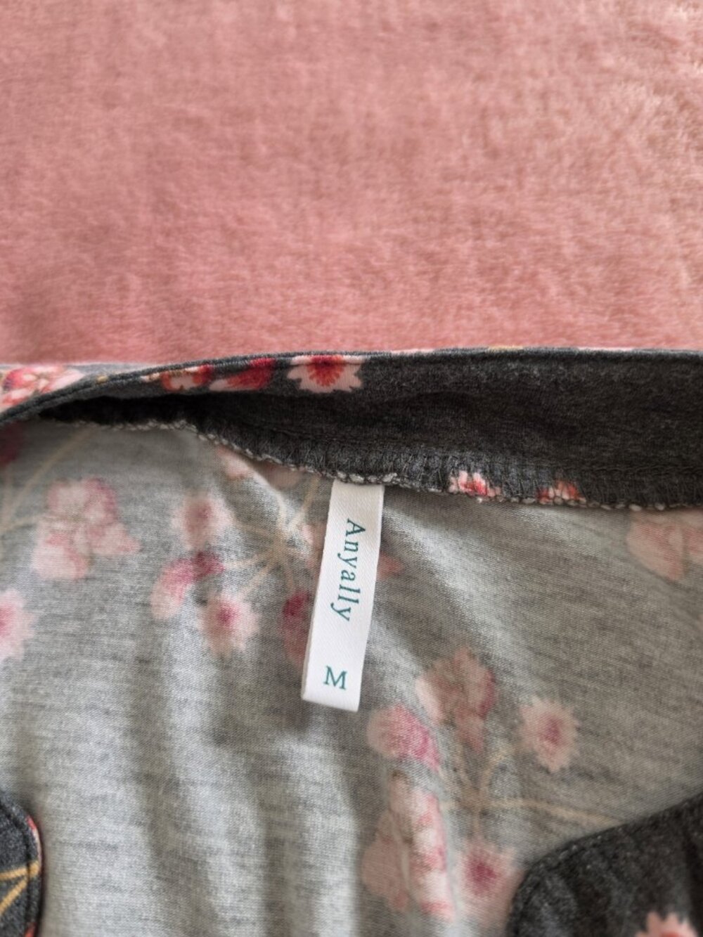 Anyally Women's Gray Pink Floral Pleated V-Neck Long Sleeve Tunic Blouse M - Picture 2 of 8
